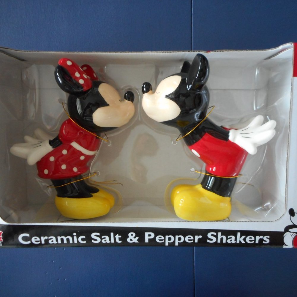 Disney Mickey & Minnie Kissing S & P Shakers, New